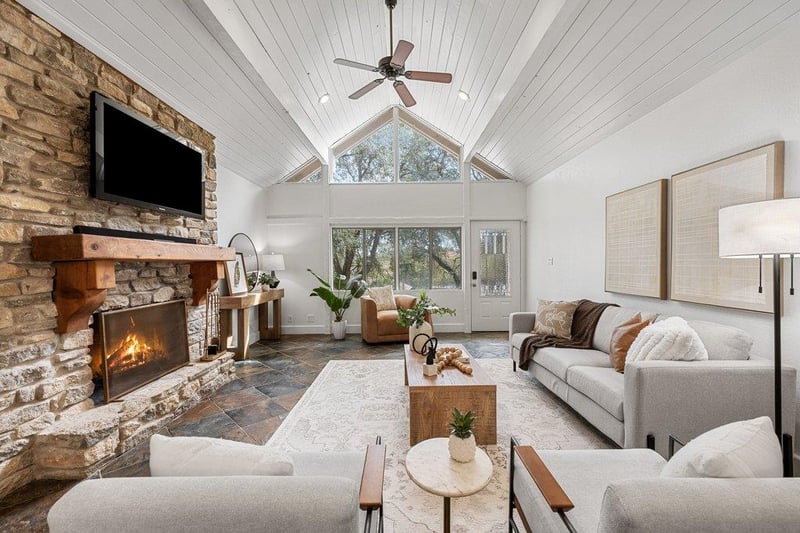 Virtual tour of 411 Lakeway Dr