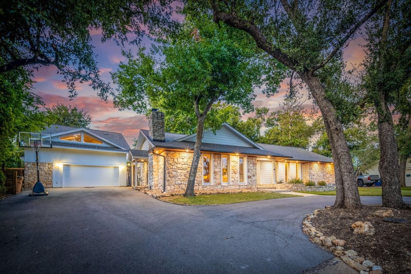 Virtual tour of 4200 Farhills DR