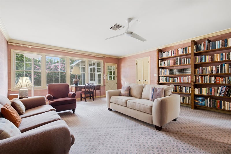 Virtual tour of 4202 Farhills DR