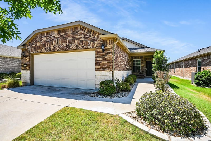 Virtual tour of 421 Holiday Creek LN