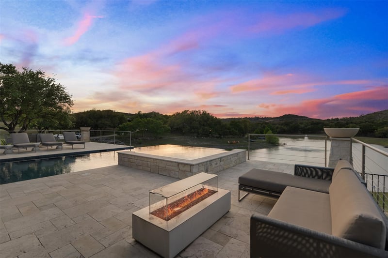 Virtual tour of 421 Rolling Hills RD