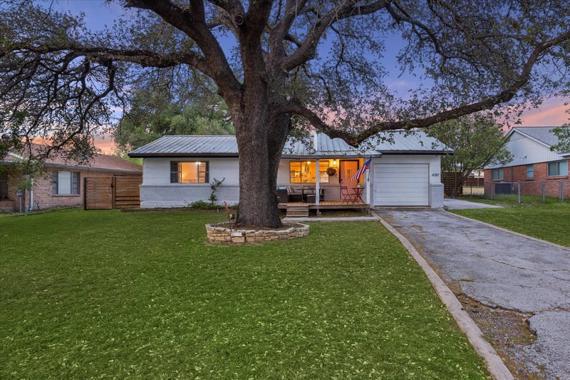Virtual tour of 4247 River Oaks Dr
