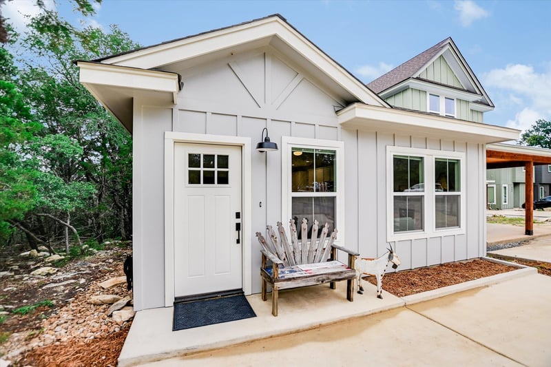 Virtual tour of 430 Shady Bluff Dr