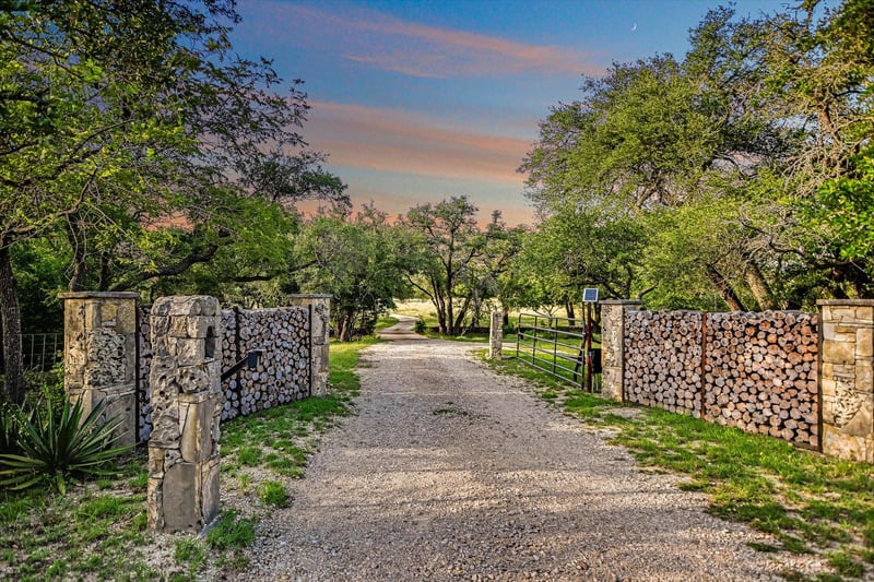 Virtual tour of 4301 Lone Man Mountain RD