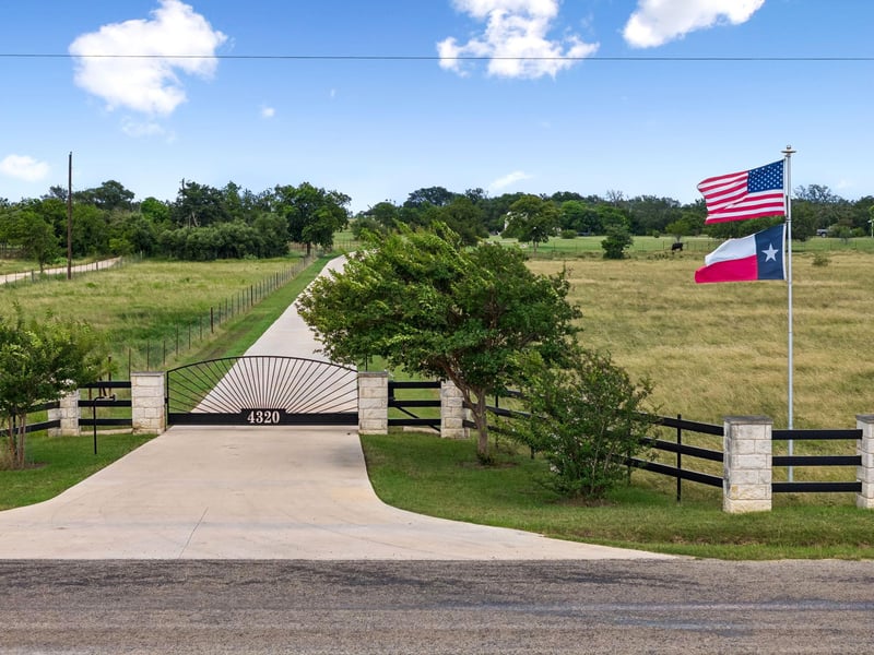 Virtual tour of 4320 County Road 223