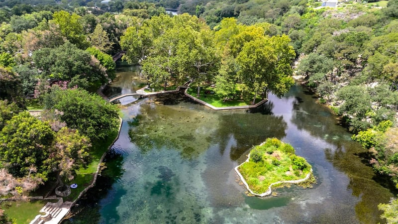 Virtual tour of 436 Lakeview BLVD