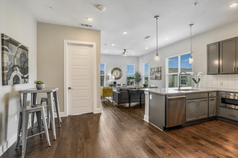 Virtual tour of 4415 Jackson Ave Unit #4305