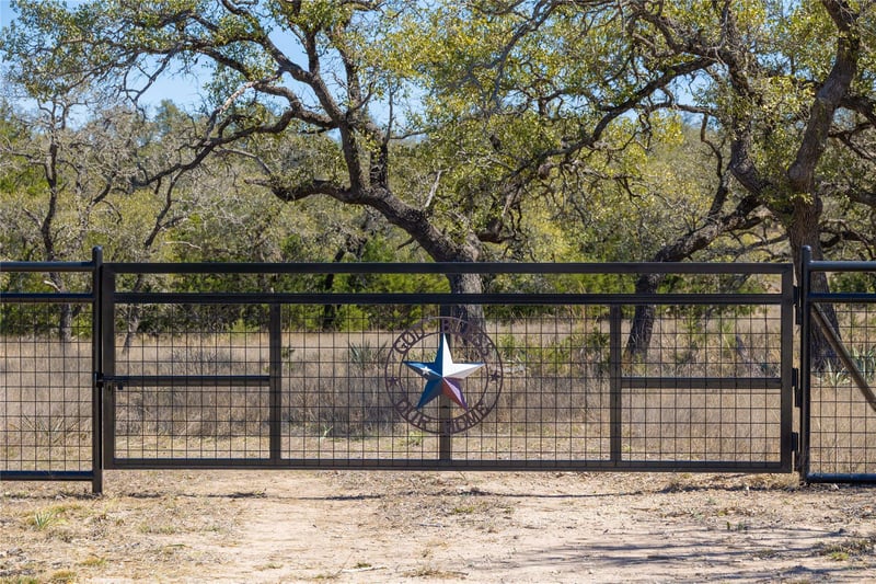 Virtual tour of 443 S Fm 3023 S