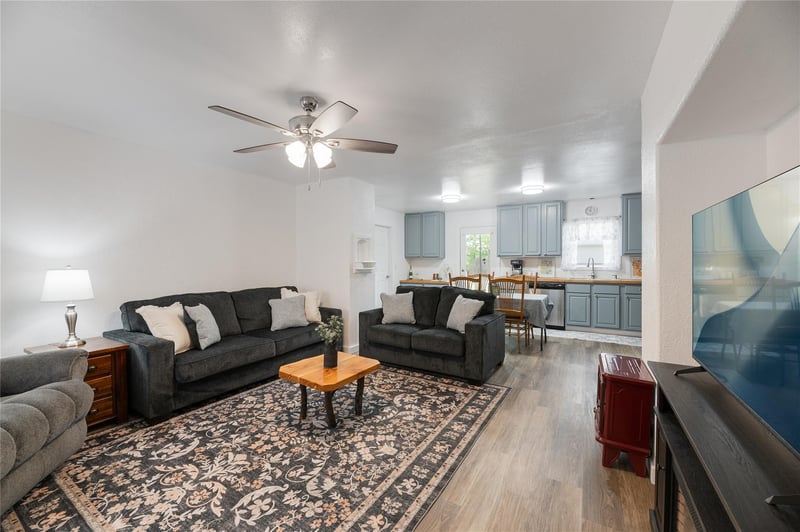 Virtual tour of 445 W Vaughan St