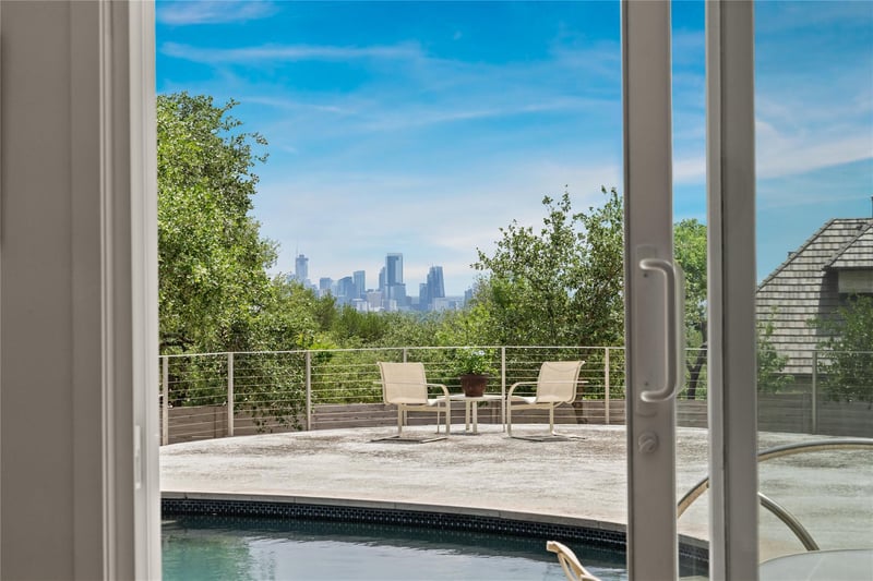 Virtual tour of 4700 Crestway DR
