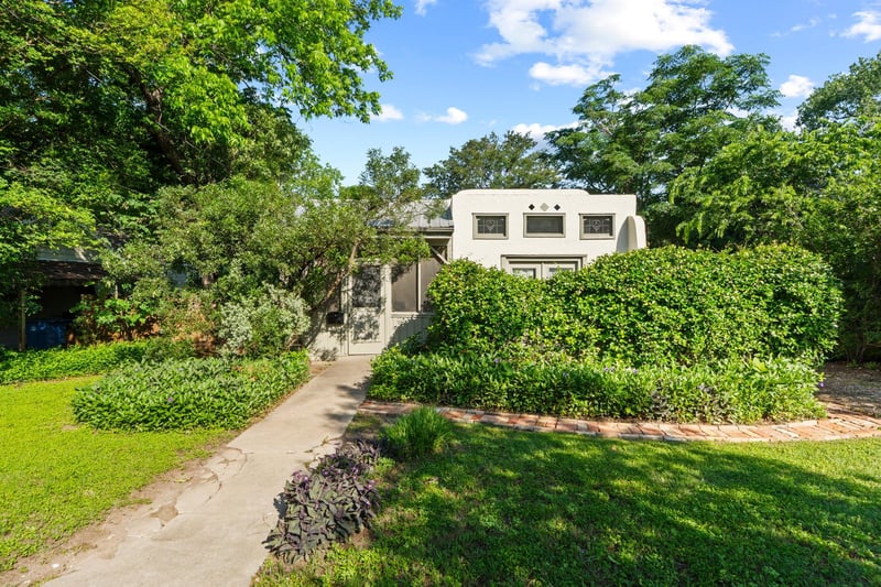 Virtual tour of 4802 Rowena Ave