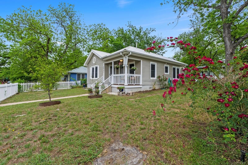 Virtual tour of 4901 Avenue F