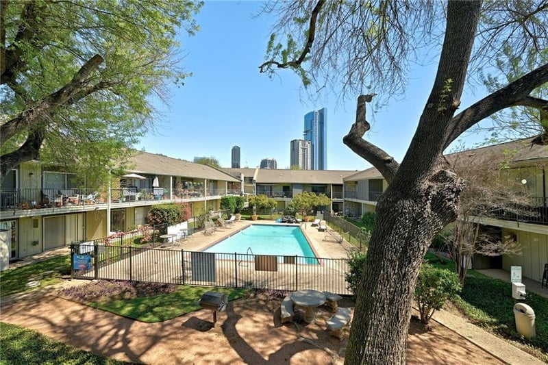 Virtual tour of 500 E Riverside DR Unit #201