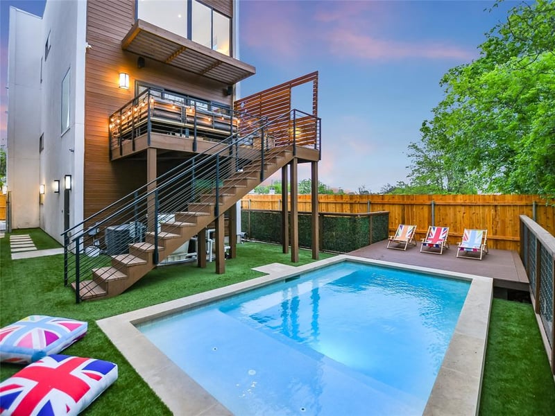 Virtual tour of 5011 Balcones DR Unit #D