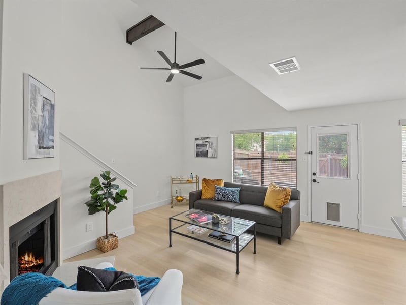 Virtual tour of 512 Eberhart LN Unit #1003