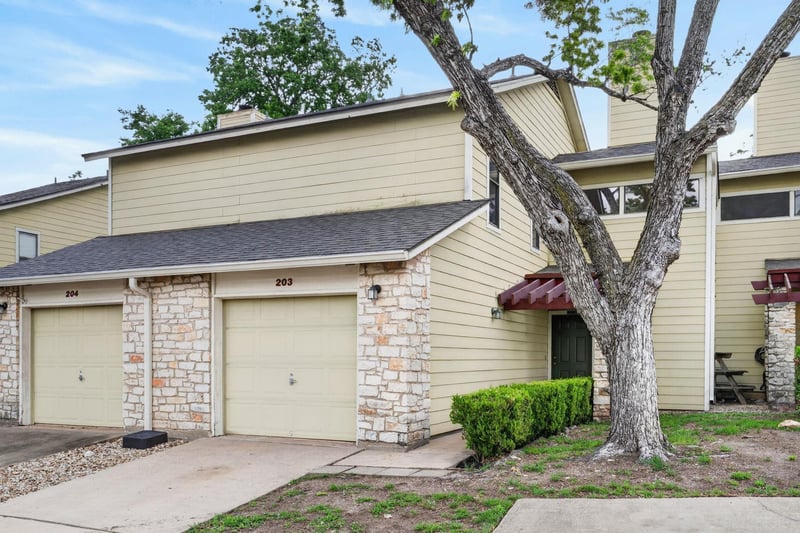 Virtual tour of 512 Eberhart LN Unit #203