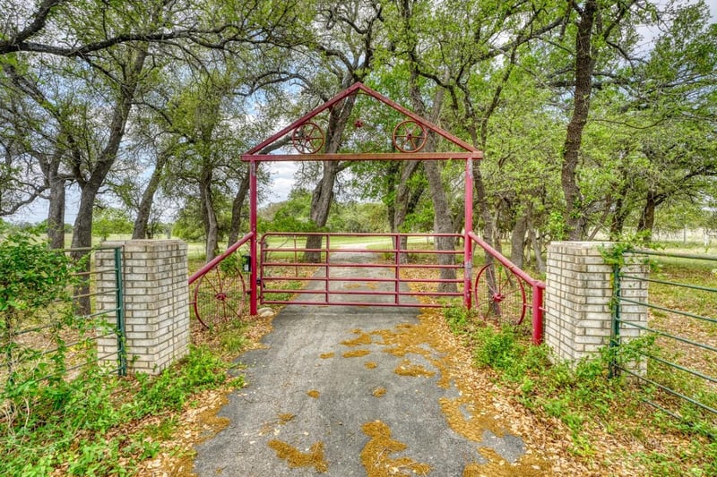 Virtual tour of 5124 Fm 1715