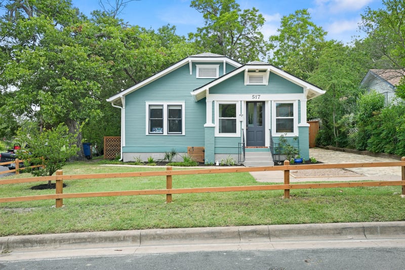 Virtual tour of 517 E 38th 1/2 ST