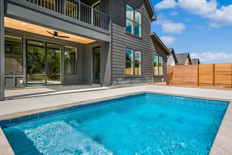 Virtual tour of 52 War Bonnet