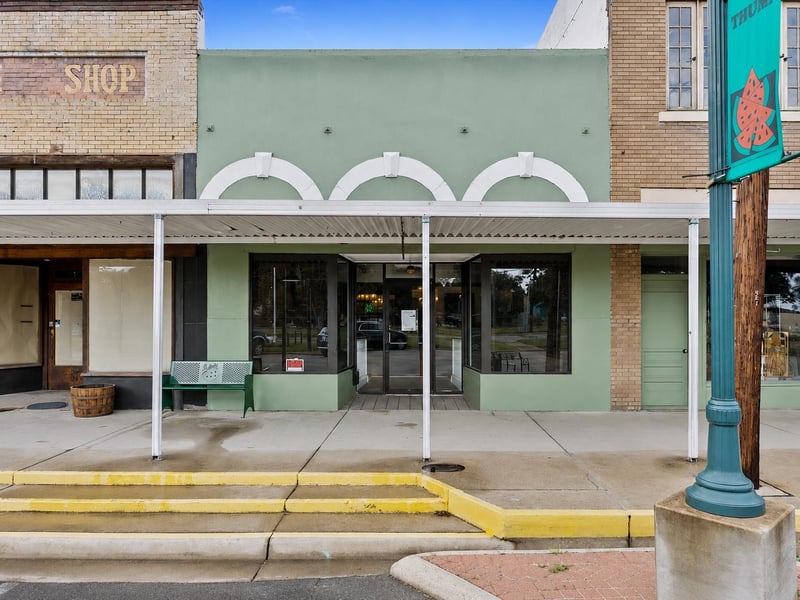 Virtual tour of 521 E Davis ST