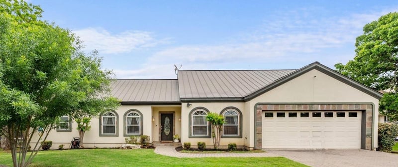 Virtual tour of 521 Lucy Ln