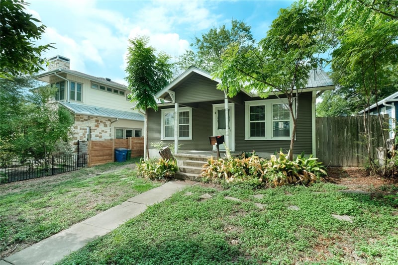 Virtual tour of 523 E Live Oak ST