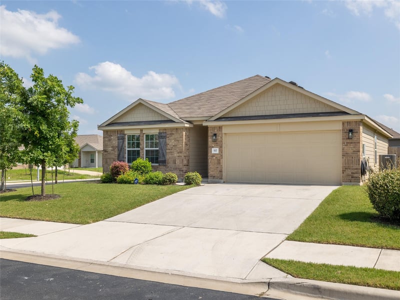 Virtual tour of 527 N Hendelson Ln