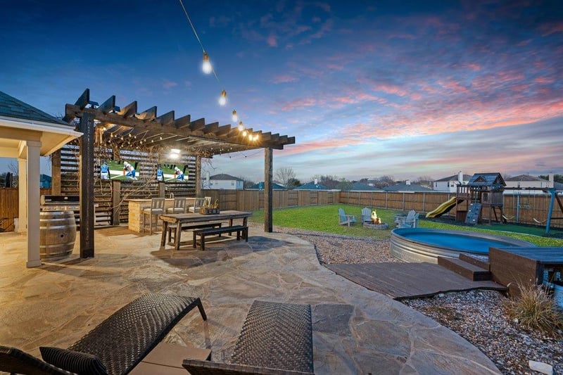 Virtual tour of 529 Cold River Run
