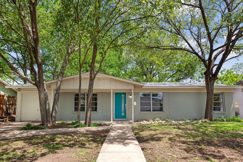 Virtual tour of 5302 Robinsdale Ln