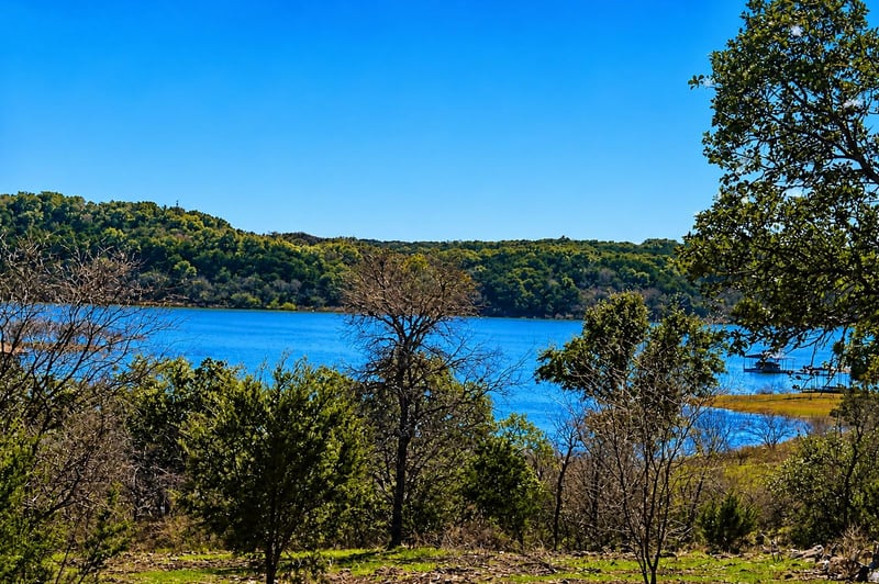 Virtual tour of 551 Lake View DR