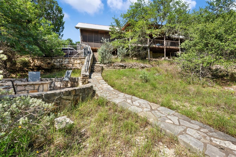 Virtual tour of 555 Hillsedge RD