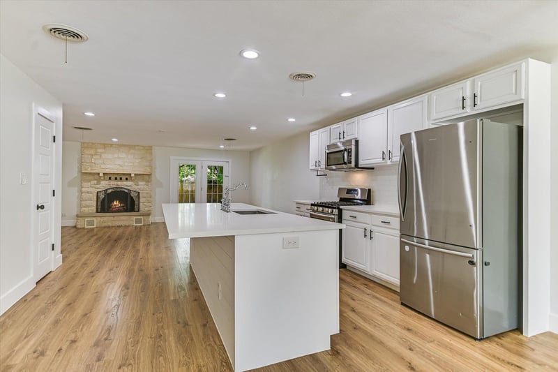 Virtual tour of 556 E 19th ST