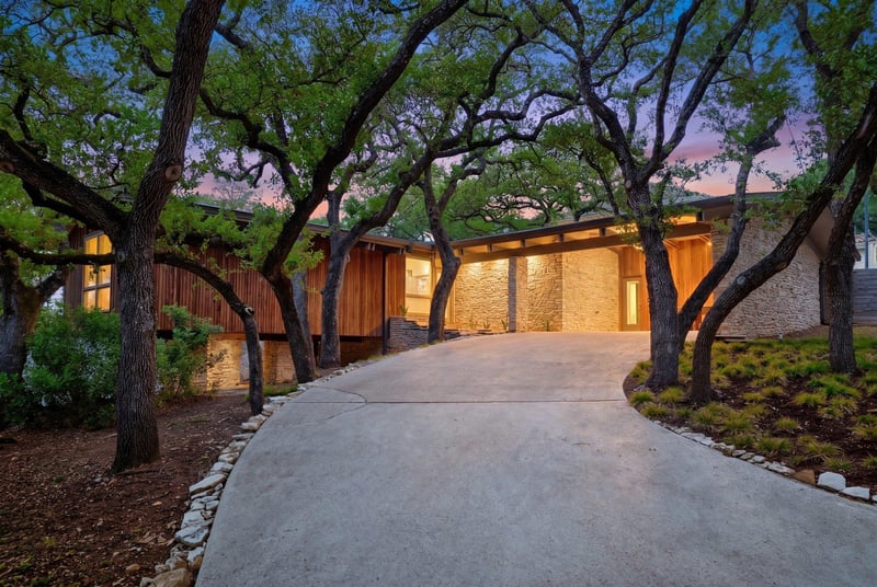 Virtual tour of 5800 Lookout Mountain DR