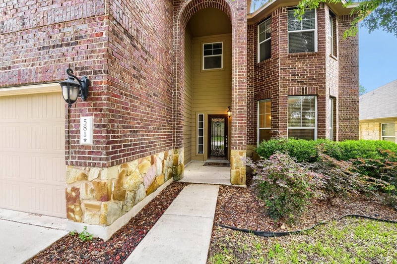 Virtual tour of 581 Middle CRK