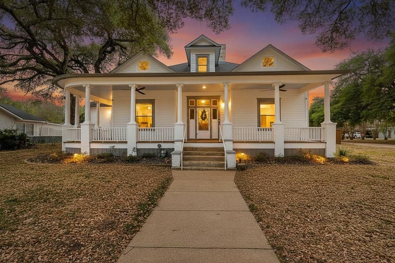Virtual tour of 604 Saint Michael ST