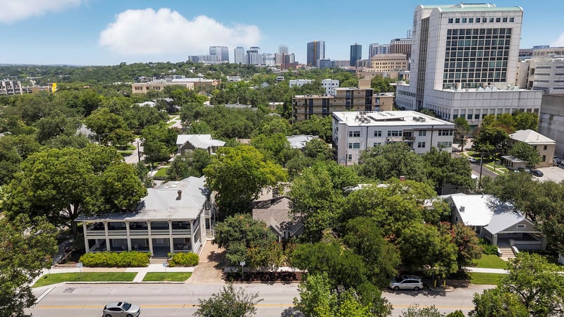 Virtual tour of 604 W 9 St