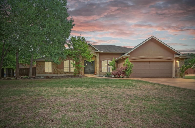 Virtual tour of 605 River Oaks DR