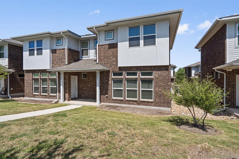 Virtual tour of 605 W South St Unit #32