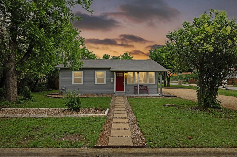 Virtual tour of 606 E 19th St