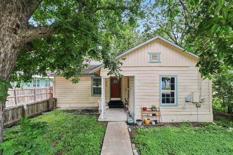 Virtual tour of 606 E Pecan ST