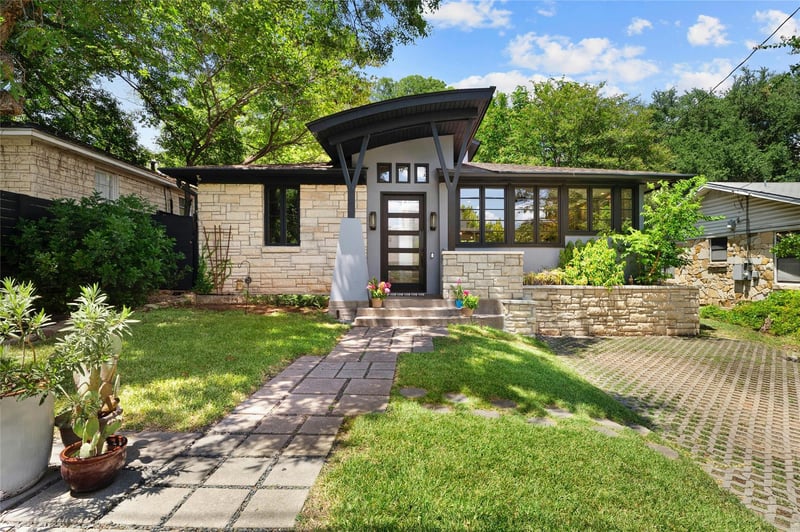 Virtual tour of 606 S 3rd ST