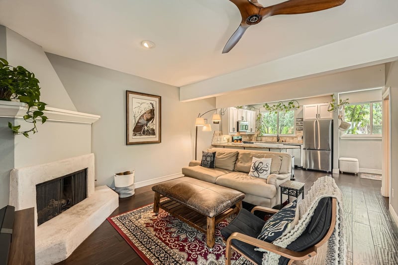 Virtual tour of 606 W Lynn ST Unit #16