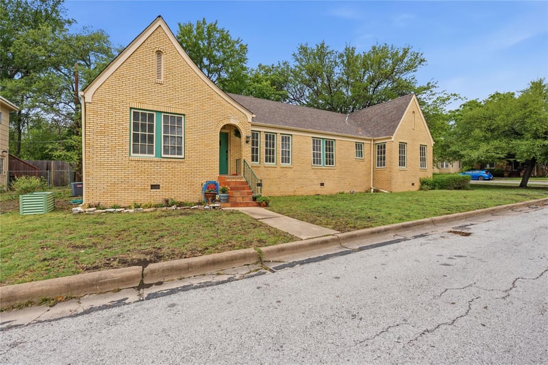 Virtual tour of 609 Carolyn Ave