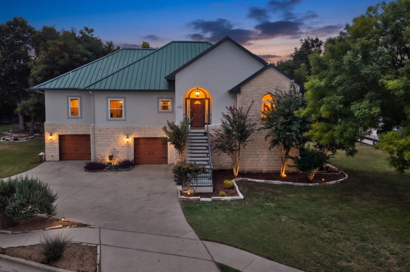 Virtual tour of 609 S Lake Creek Dr