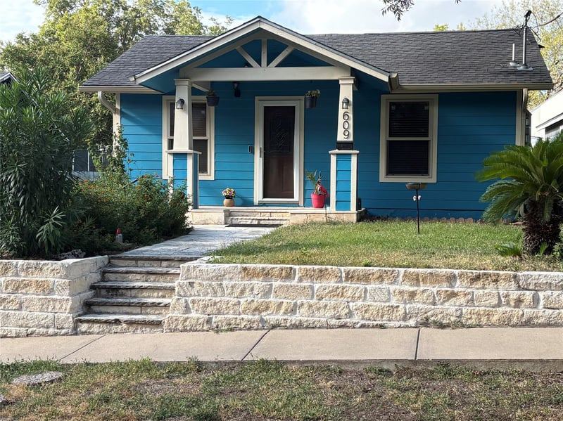 Virtual tour of 609 W Elizabeth St