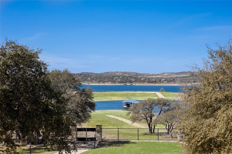 Virtual tour of 610 Deckhouse DR