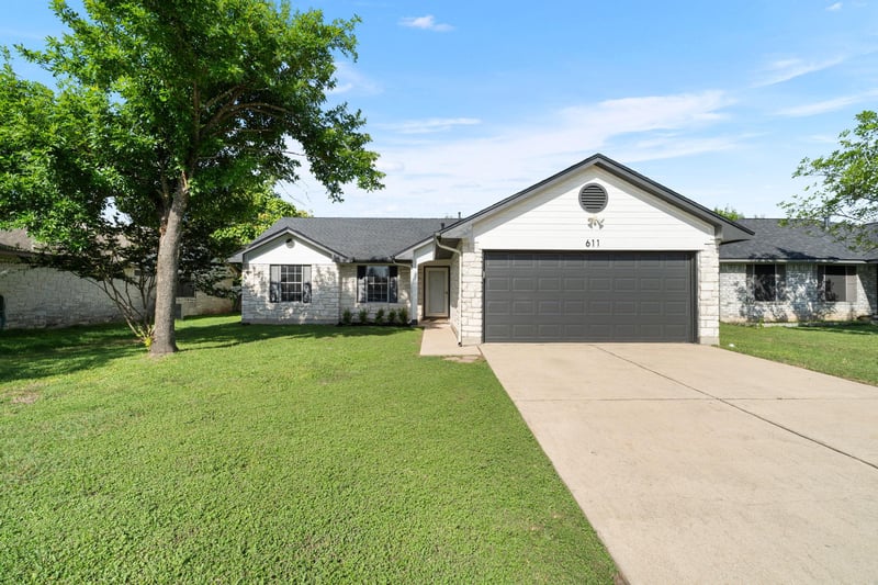 Virtual tour of 611 Clearcreek DR