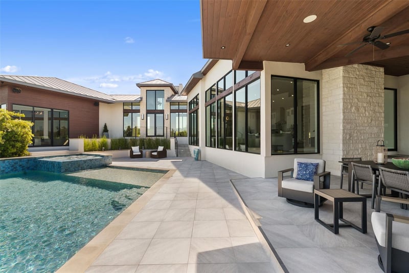 Virtual tour of 612 Overlook PKWY