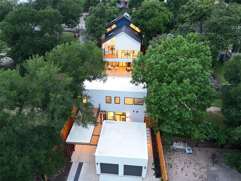Virtual tour of 613 W West Lynn ST