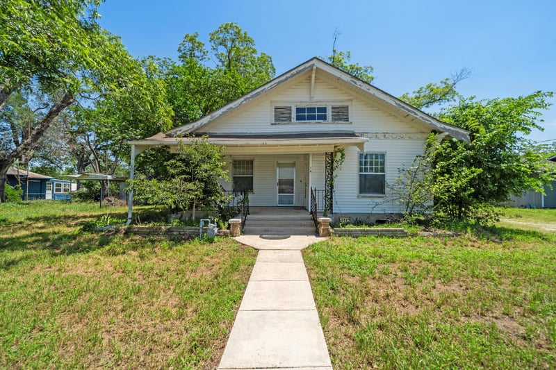 Virtual tour of 619 W Bell Ave